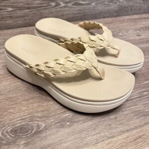 Vionic KENJI Cream Braided Synthetic Platform Flip Flop Sandals Women’s Sz 6